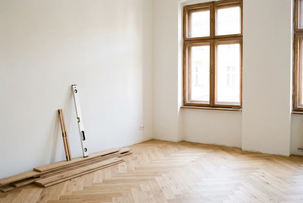 Sanierter Raum mit neuem Eichenboden
