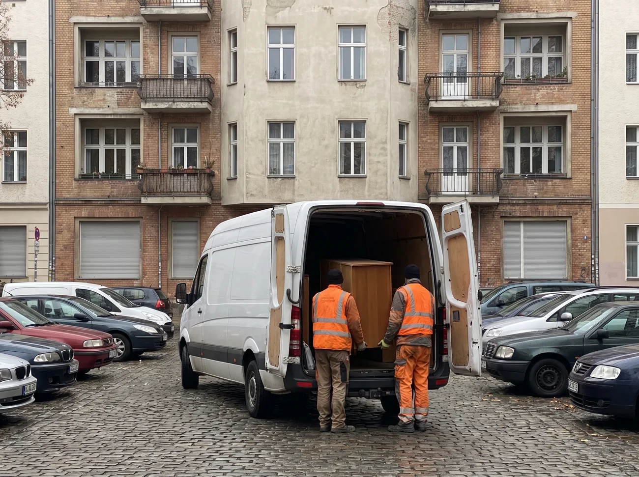 Transporter beim Beladen vor einem Berliner Wohnhaus